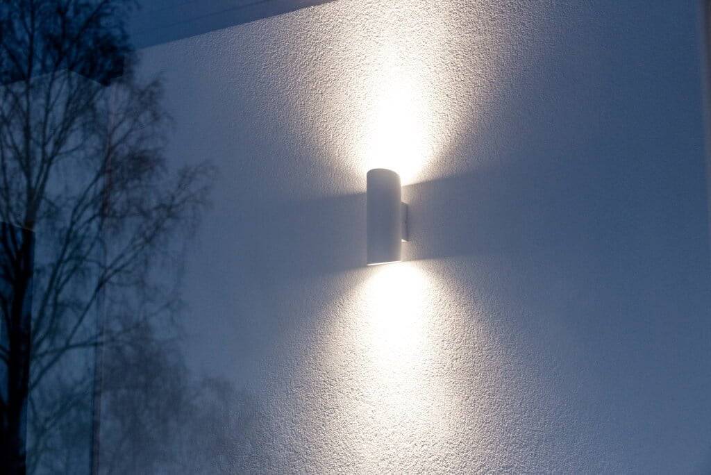 Grüner Hintergrund mit einem weißen Quadrat in der Mitte und dem Text 'LED STORE' in fetten weißen Buchstaben, perfekt für ein LED-Beleuchtungsgeschäft.