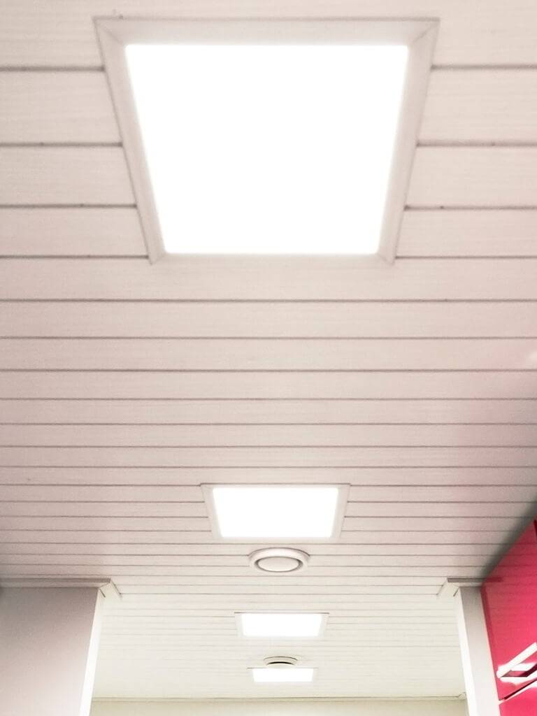 Bild eines grünen Hintergrunds mit einem weißen Quadrat in der Mitte und den fettgedruckten Buchstaben "LED STORE". Perfekt für LED-Beleuchtungsliebhaber und Einkäufer.