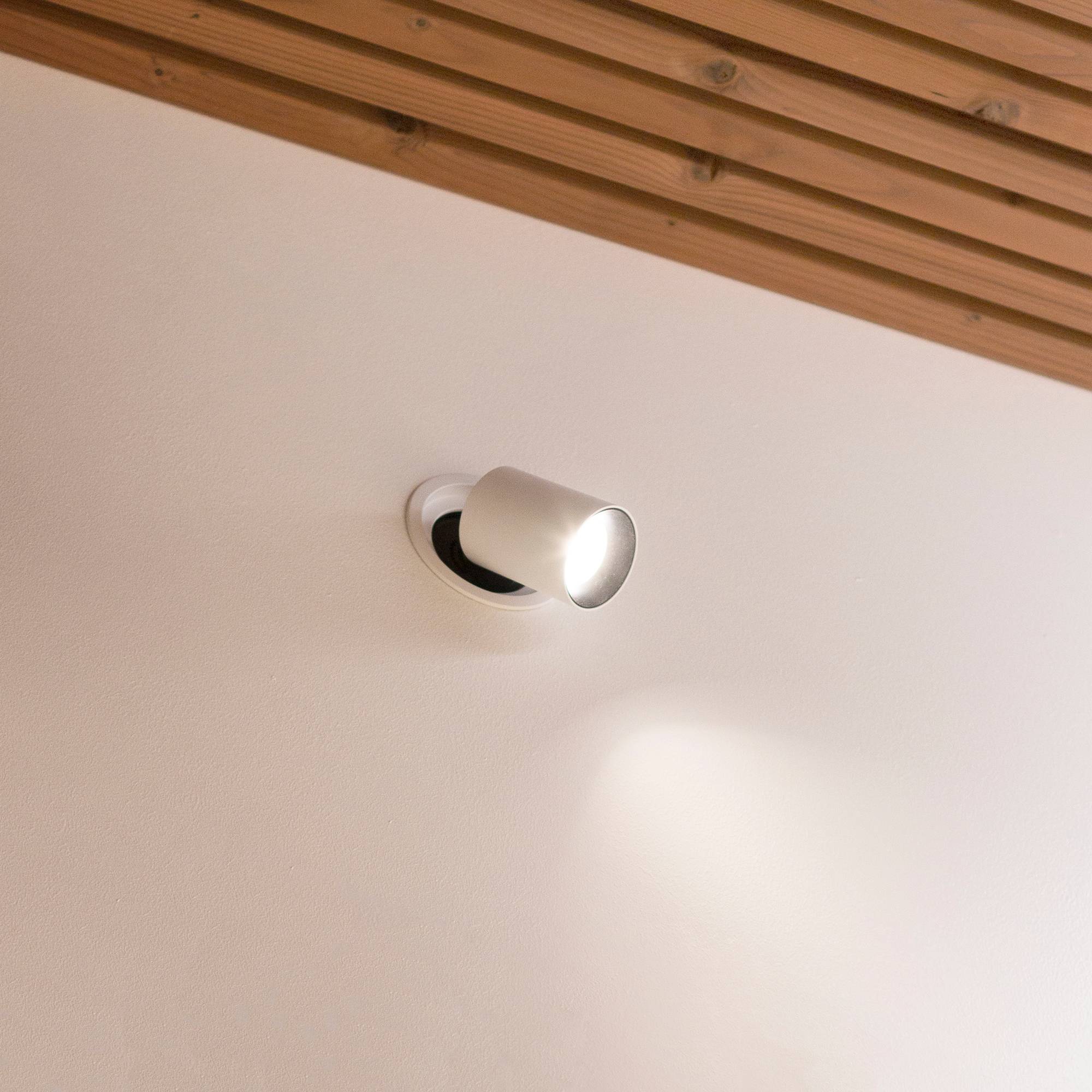 KOLO kann um 180 Grad gedreht und um 360 Grad geschwenkt werden, was sie zu einer hervorragenden Akzentleuchte macht. Ledstore.fi