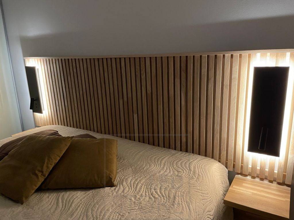 Schwarze NIGHT Nacht- und Leselampe auf beiden Seiten des Bettes. Mit Stimmungslicht und gerichtetem Leselicht, separate Schalter am Lampenkörper. Auch in weiß und/oder mit Stecker erhältlich. Ledstore.fi