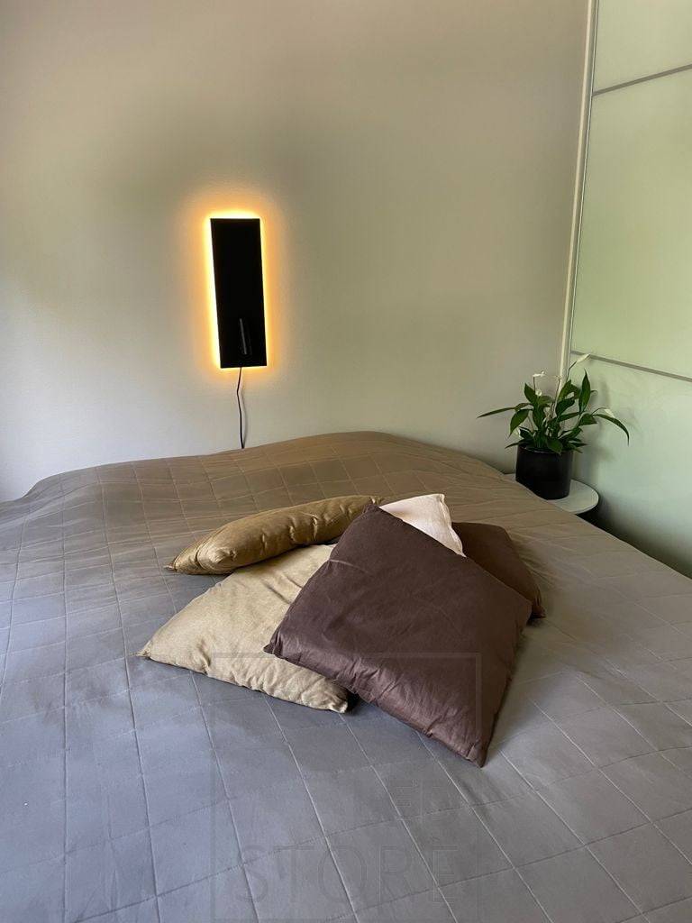 Schwarzes NIGHT Lese- und Nachtlicht am Kopfende des Bettes. Beleuchtet mit indirektem Stimmungslicht und gerichtetem Leselicht. Auch in Weiß und mit Stecker erhältlich. Ledstore.fi