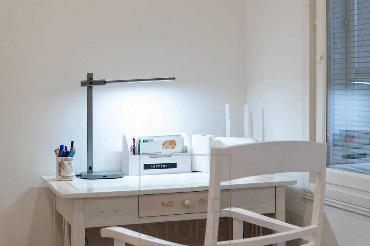 Kranich-Arbeitsleuchte. Multifunktionale Arbeitsleuchte mit kabelloser Ladefunktion, USB-Anschluss, Farbtemperaturregelung, Dimmfunktion und Sleep-Timer. Auch in Schwarz erhältlich. Ledstore.fi