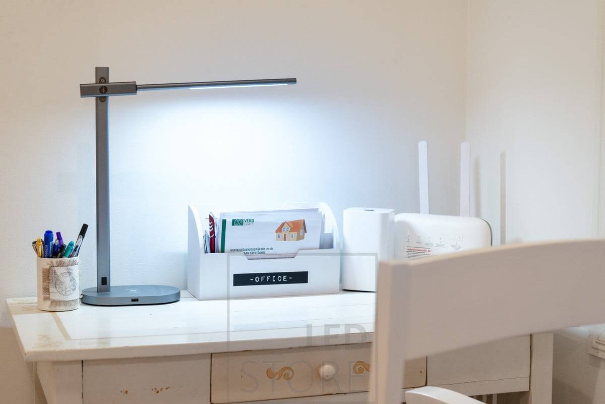 Kranich-Arbeitsleuchte. Multifunktionale Arbeitsleuchte mit kabelloser Aufladung, USB-Anschluss, Farbtemperaturregelung, Dimmfunktion und Sleep-Timer. Ledstore.fi