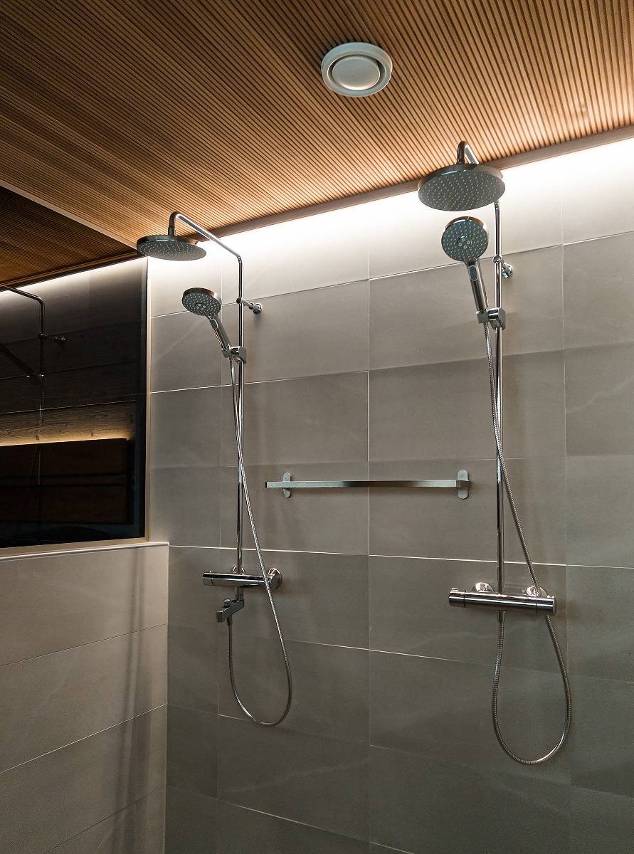 Badezimmer an einer Wand mit LED-Streifen