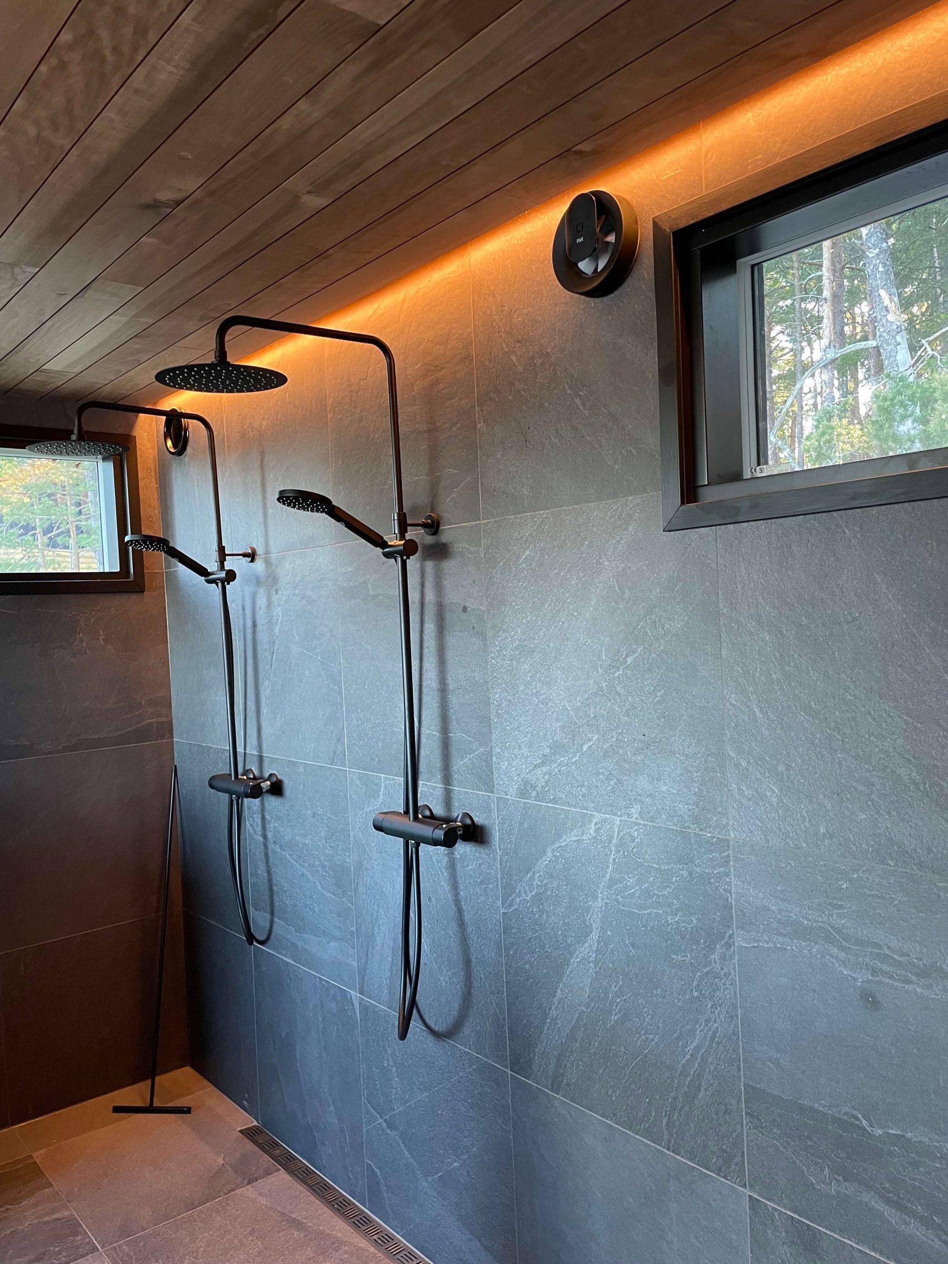 Farbtemperatur einstellbares LED-Band in der Dusche.