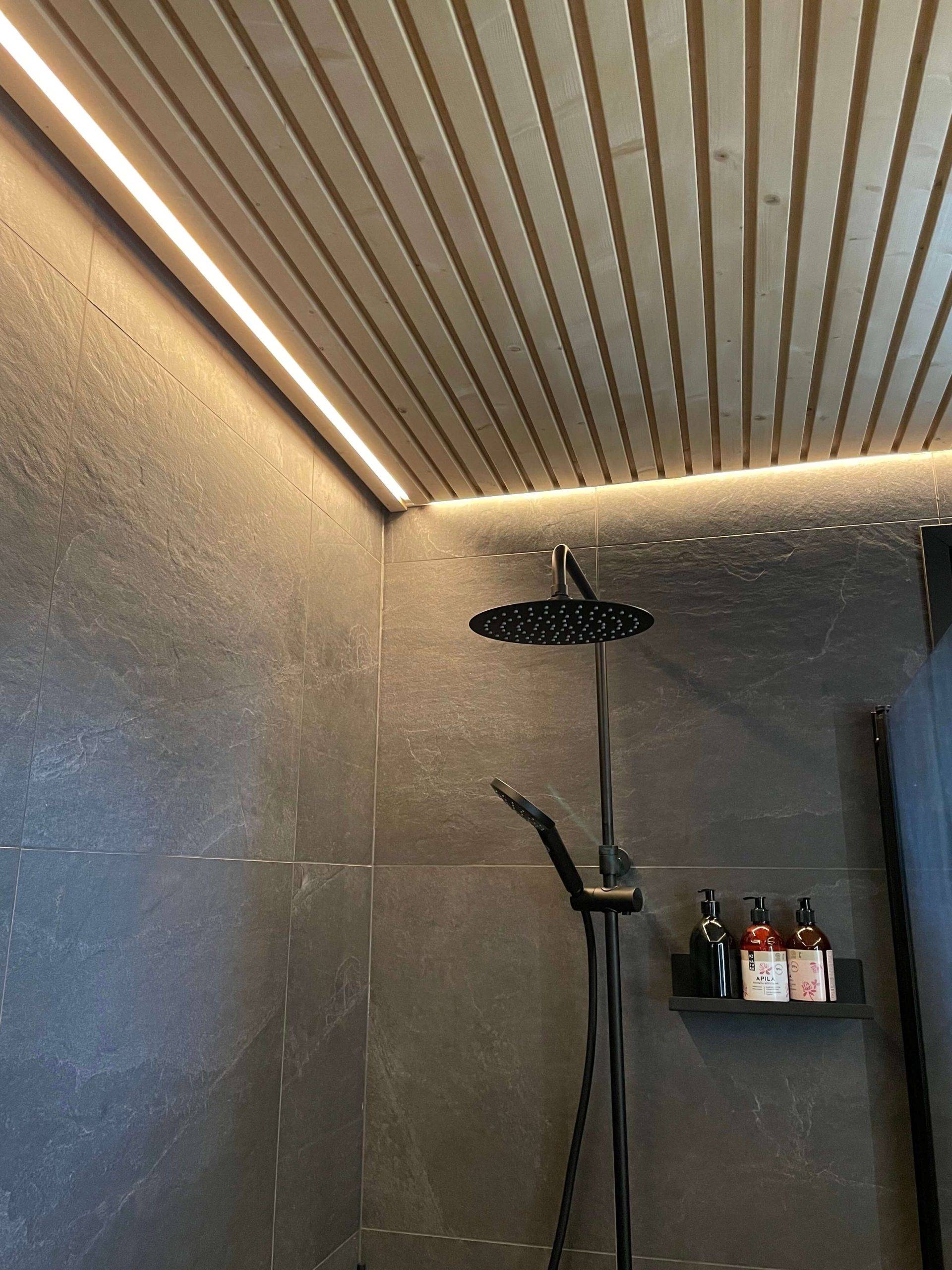 Led-Band im Duschraum.