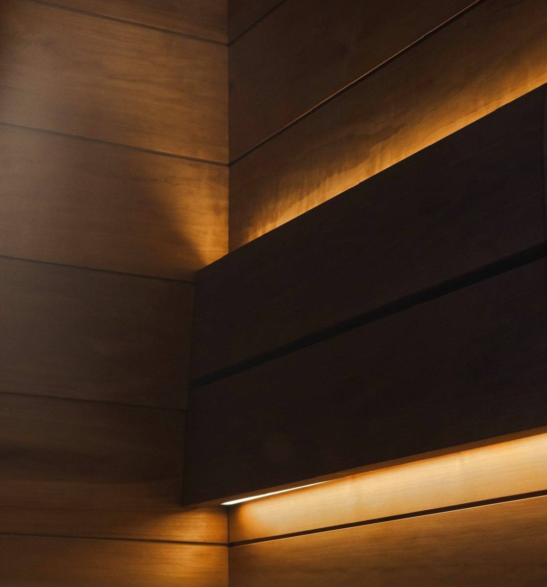 Sauna-Rückenlehnenbeleuchtung mit LED-Leiste und Profil nach oben und unten
