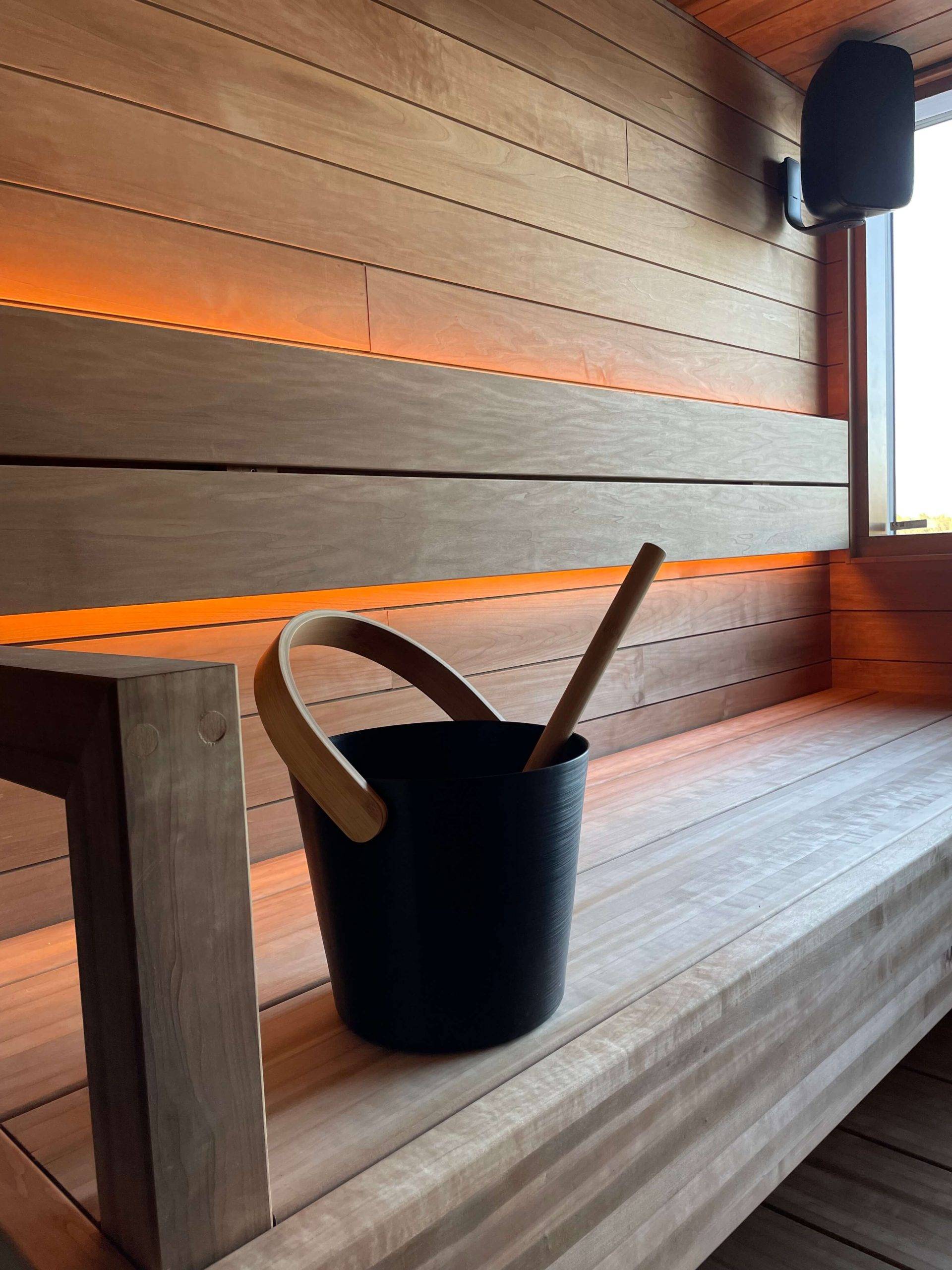 Farbtemperatur einstellbares LED-Band in der Sauna.