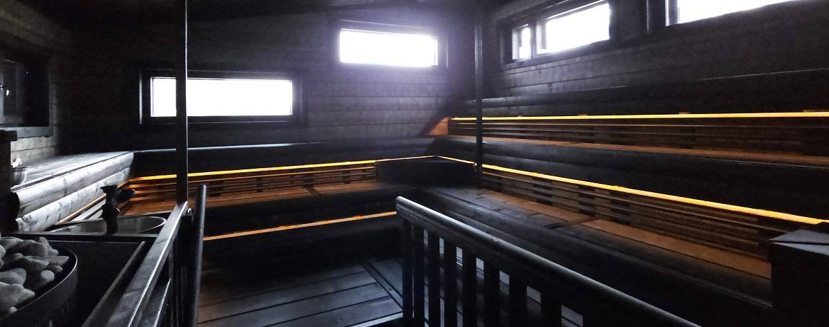 Sehr warmweißes Licht mit in der Farbtemperatur einstellbaren LED-Streifen unter der Decke montiert