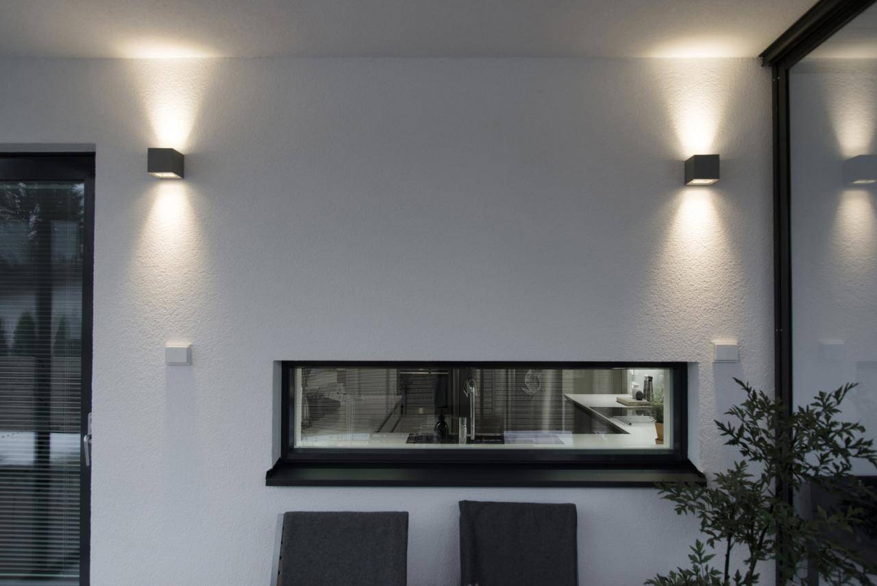 Grüner Hintergrund und weißes Quadrat mit 'LED STORE' in fetten weißen Großbuchstaben, die energieeffiziente Beleuchtungsoptionen hervorheben.