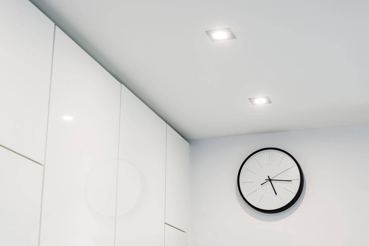 Das Bild zeigt einen grünen Hintergrund und ein weißes Quadrat in der Mitte mit dem fettgedruckten Text "LED STORE", der auf energieeffiziente Beleuchtungslösungen hinweist.