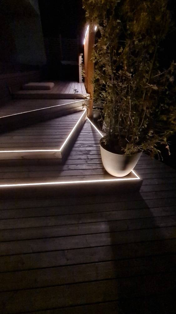 LED NEON-Streifen, der bündig in die Außenkante der Decke eingelassen ist.