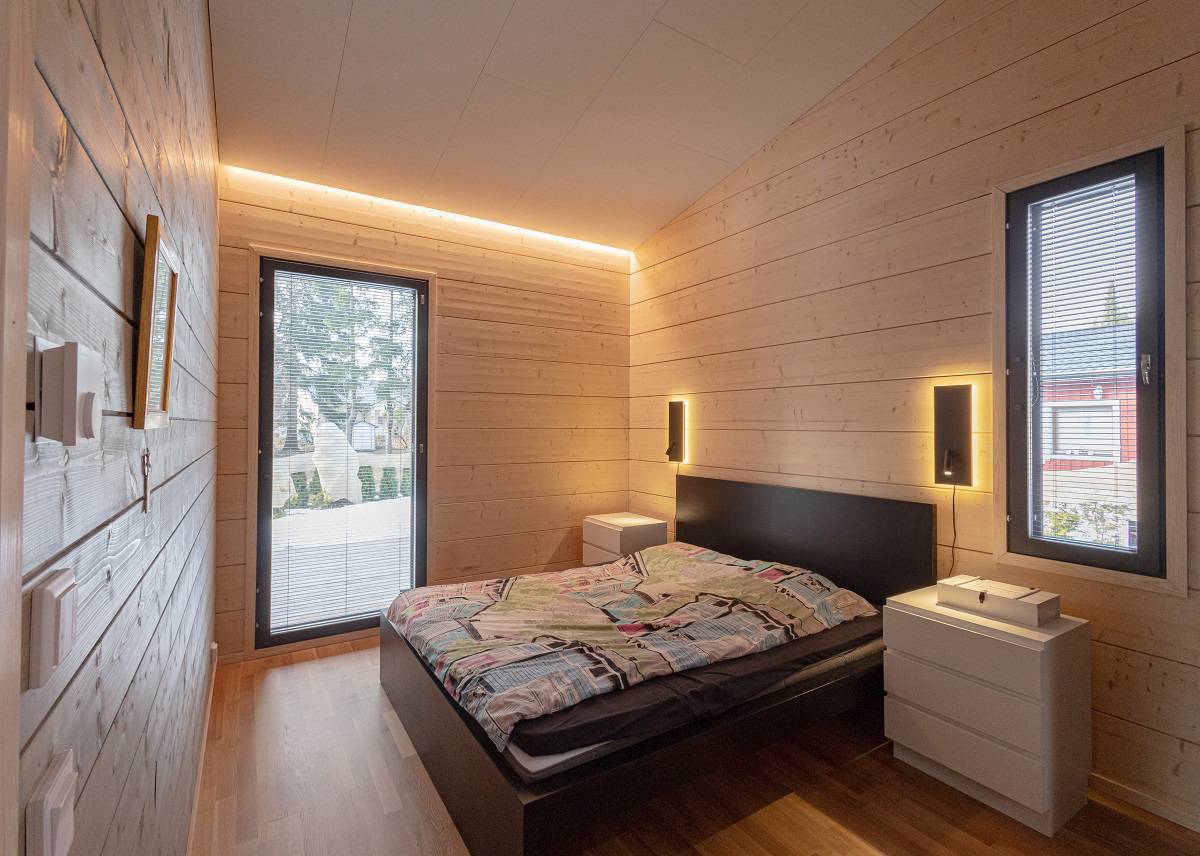 Das Schlafzimmer wird durch eine im Schuppen installierte LED-Leiste beleuchtet.