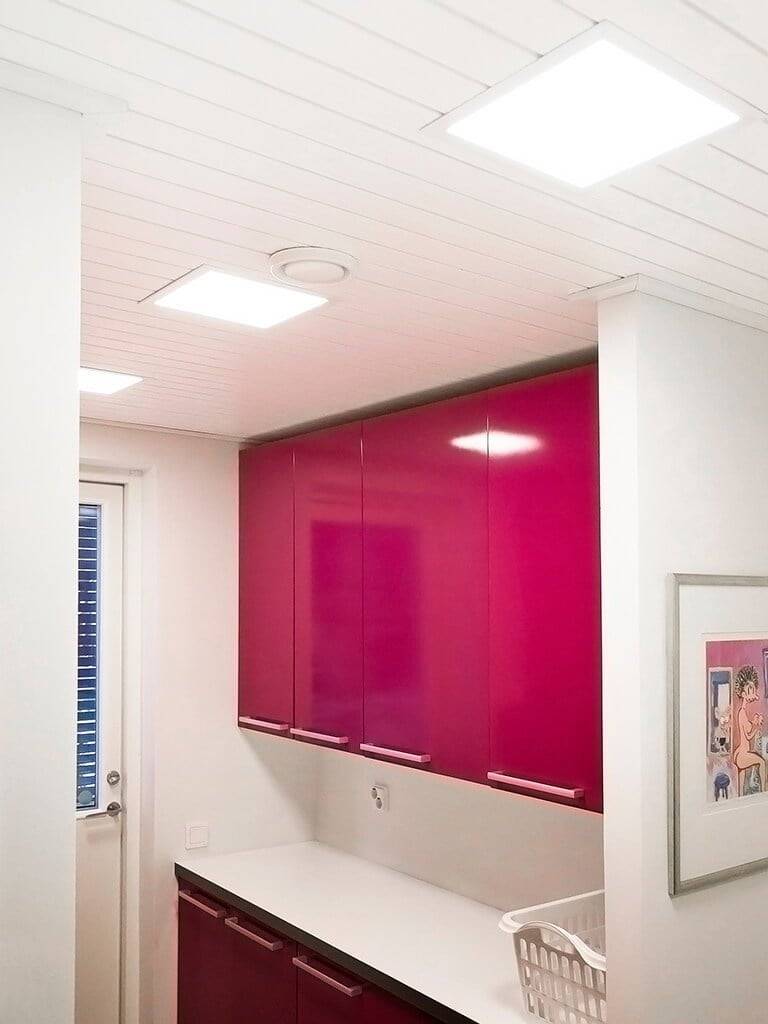 LED STORE Logo auf grünem Hintergrund mit einem weißen Quadrat in der Mitte, das umweltfreundliche LED-Beleuchtungslösungen optimiert.