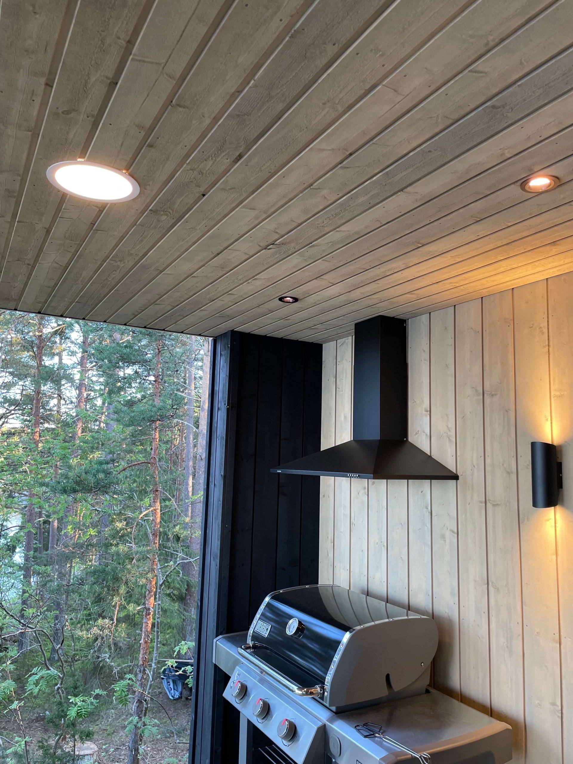 Sommerliche Küchenbeleuchtung mit 023 Strahlern, Plafond und schwarzen Viisto 2 Lampen.