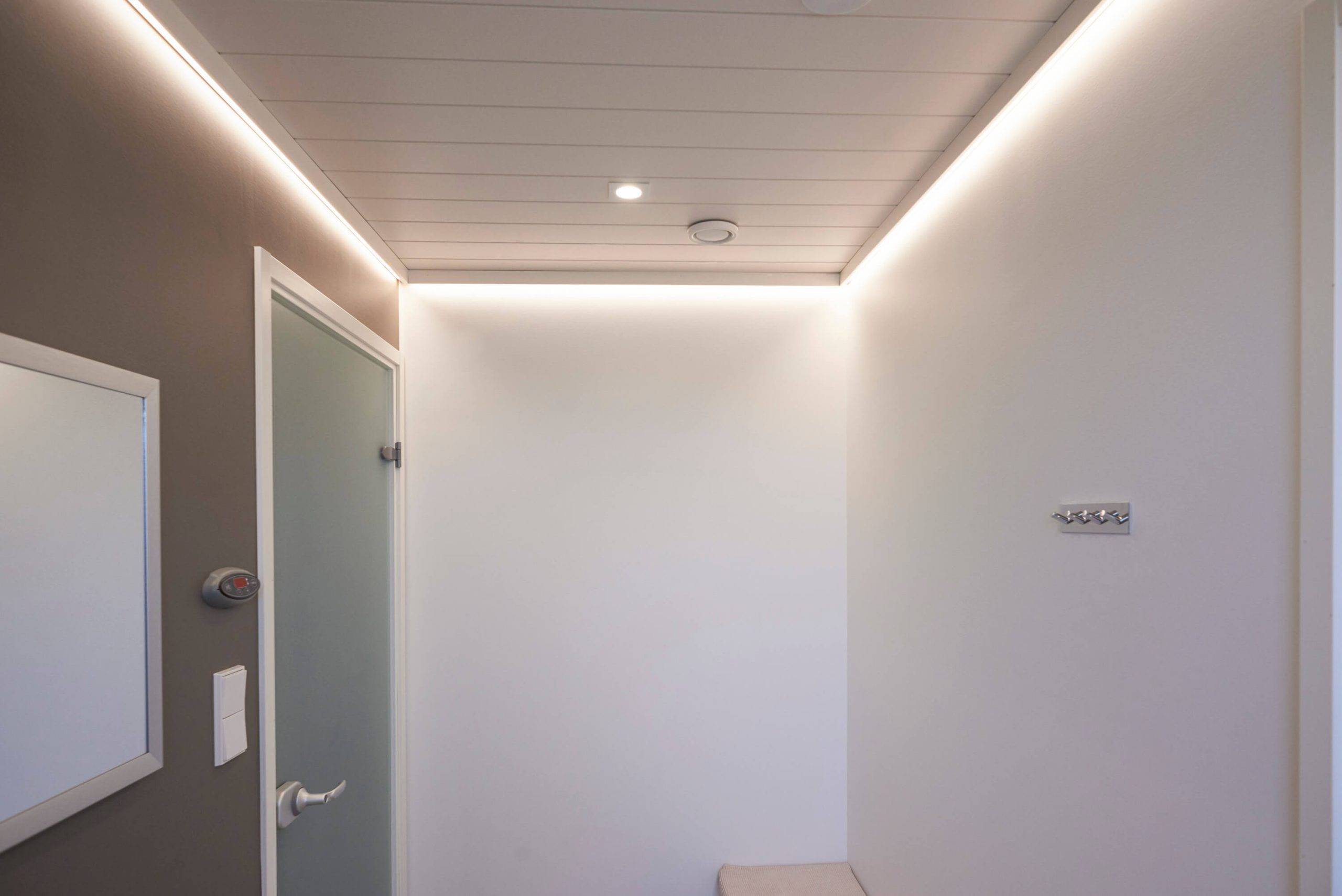 LED STORE Logo auf grünem Hintergrund: ein weißes Quadrat mit fettgedrucktem weißem "LED STORE" Text, der umweltfreundliche LED-Beleuchtungslösungen hervorhebt.