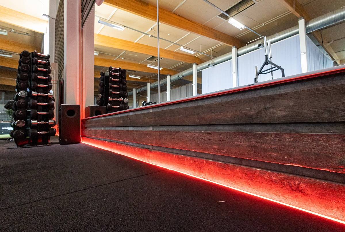 Die RGB-LED-Leiste ist im Boden der Halle installiert.