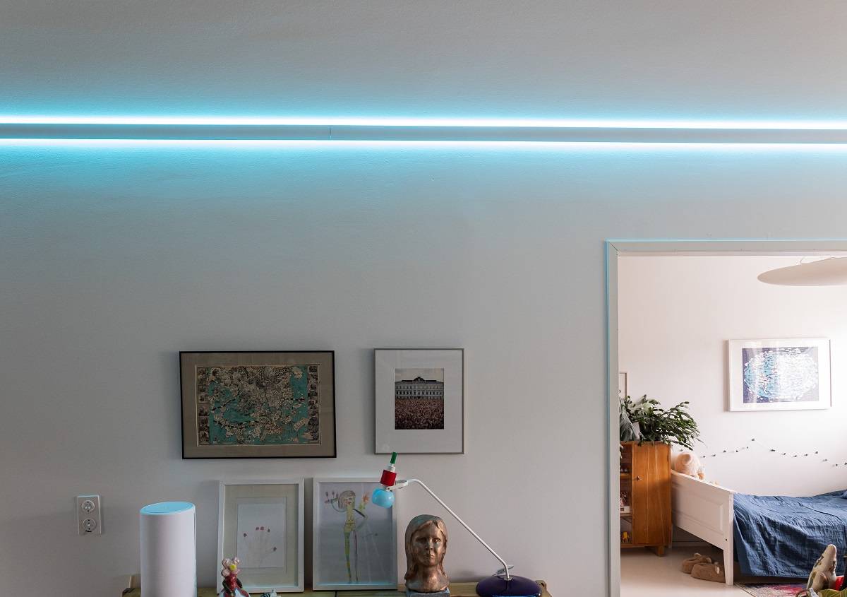 RGB+CCT-LED-Streifen im indirekten 3-Bogen-Profil.