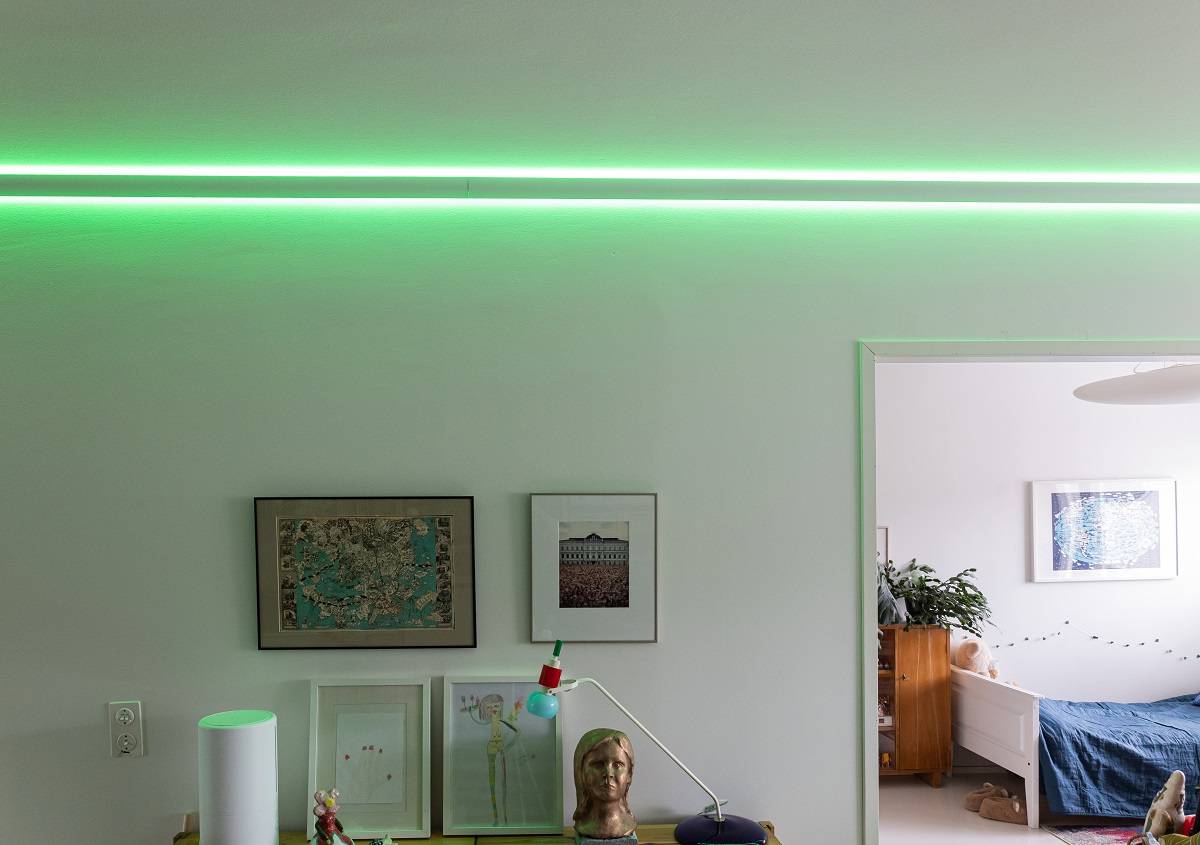 RGB+CCT-LED-Streifen im indirekten 3-Bogen-Profil.