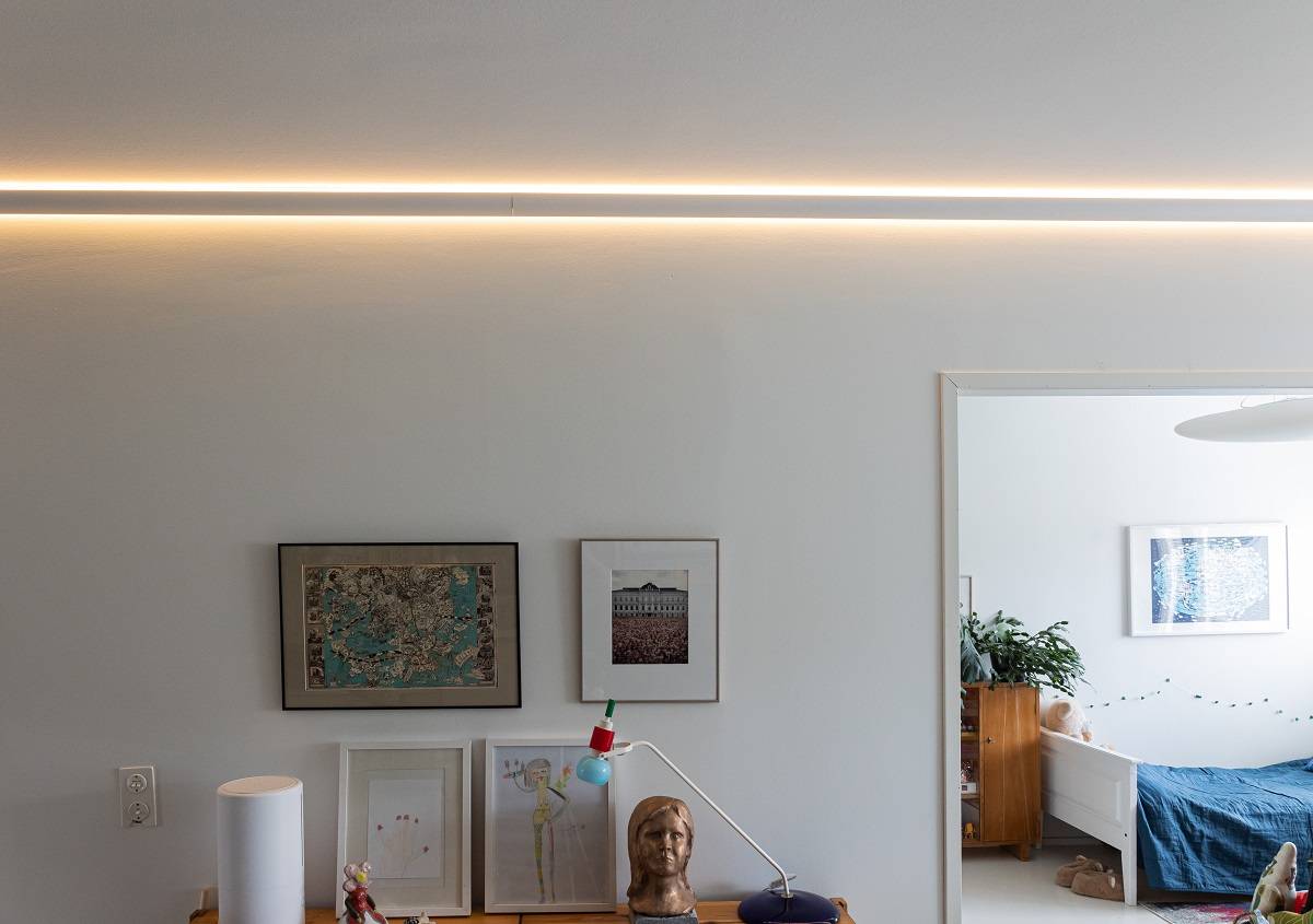 RGB+CCT-LED-Streifen mit indirektem 3-Bogen-Profil spendet dem Raum viel Licht