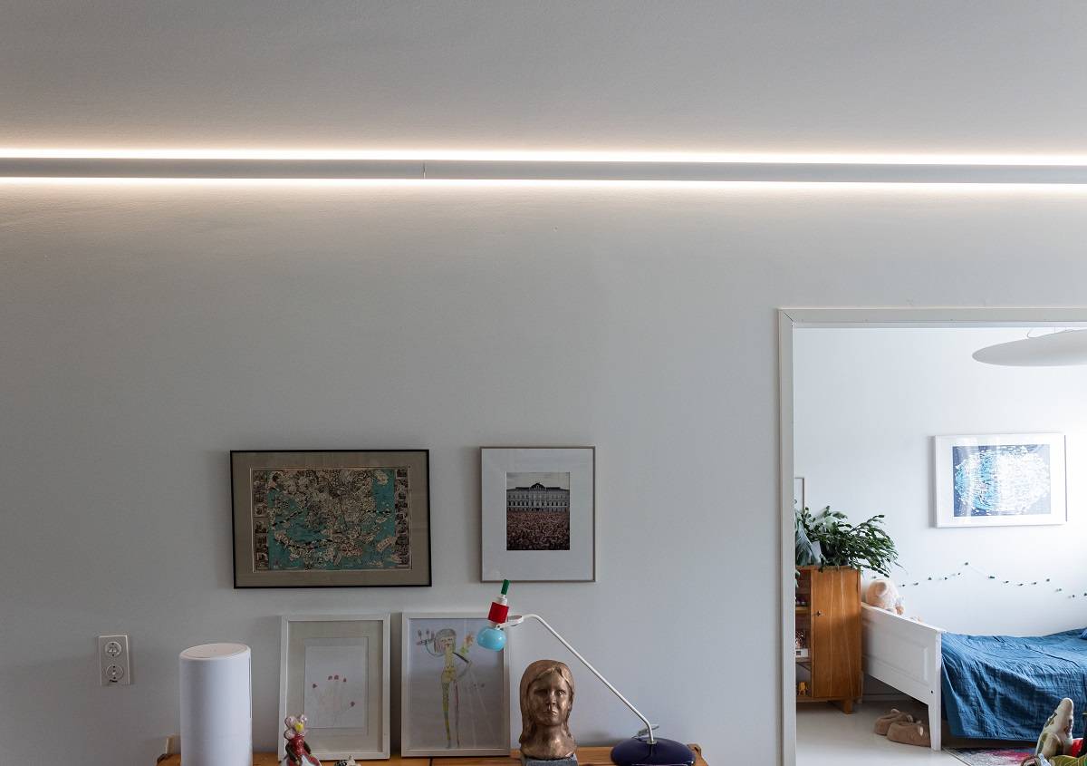 RGB+CCT-LED-Streifen mit indirektem 3-Bogen-Profil spendet dem Raum viel Licht