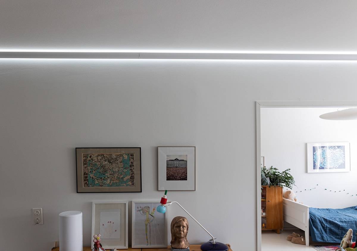 RGB+CCT-LED-Streifen mit indirektem 3-Bogen-Profil geben dem Raum viel Licht.