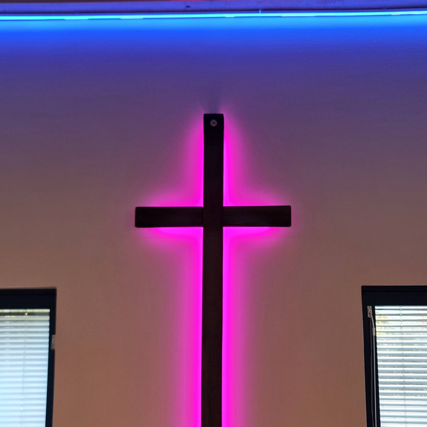 RGB-Beleuchtung des Kirchenkreuzes von Tapiola durch ledstore.fi