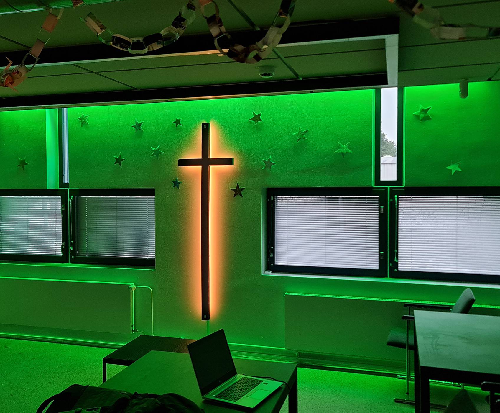 RGB-Beleuchtung des Kirchenkreuzes von Tapiola durch ledstore.fi