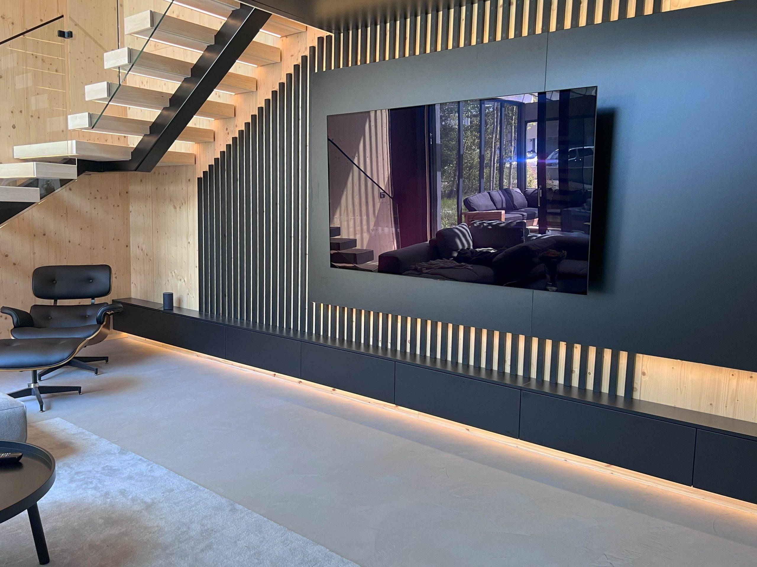 Das Licht in der TV-Ecke schafft eine gemütliche Atmosphäre.