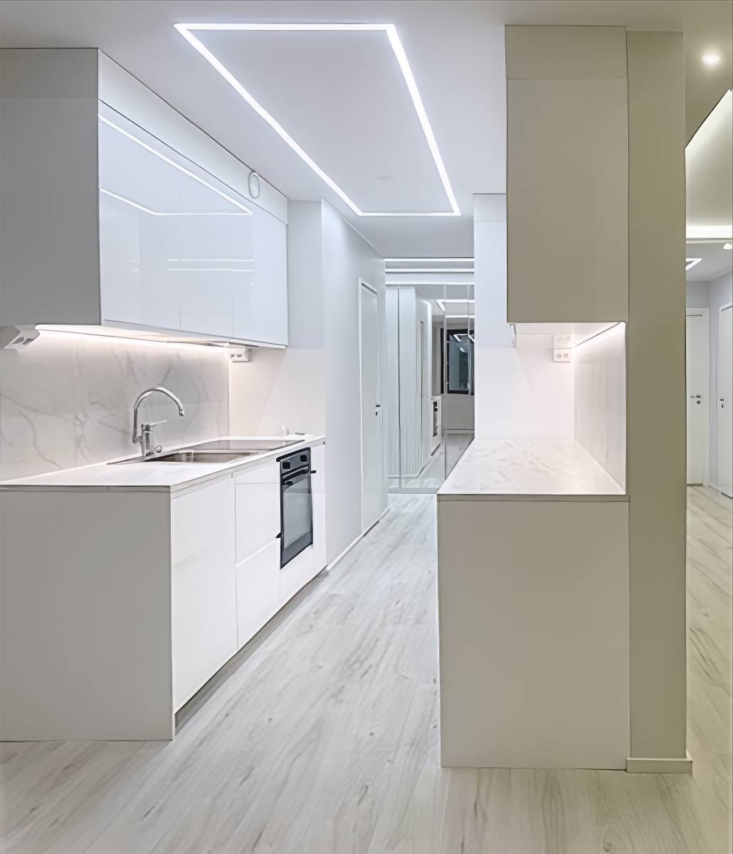 Beleuchtung der Küchenarbeitsplatte mit LED-Streifen und Allgemeinbeleuchtung durch LED-Streifen, die auf einem Aluminium-Einbauprofil montiert sind.
