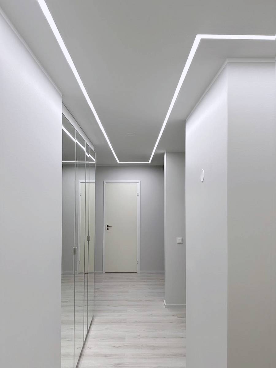 Die LED-Einbauleuchten im Flur gehen nahtlos in den Korridor über.