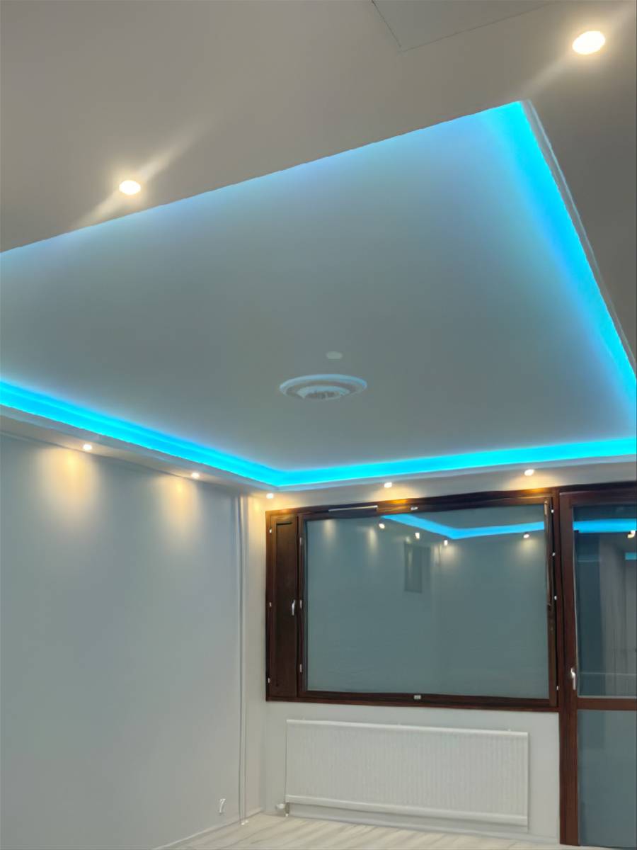 Allgemeinbeleuchtung mit LED-Strahlern und indirekten LED-Lichtbändern.