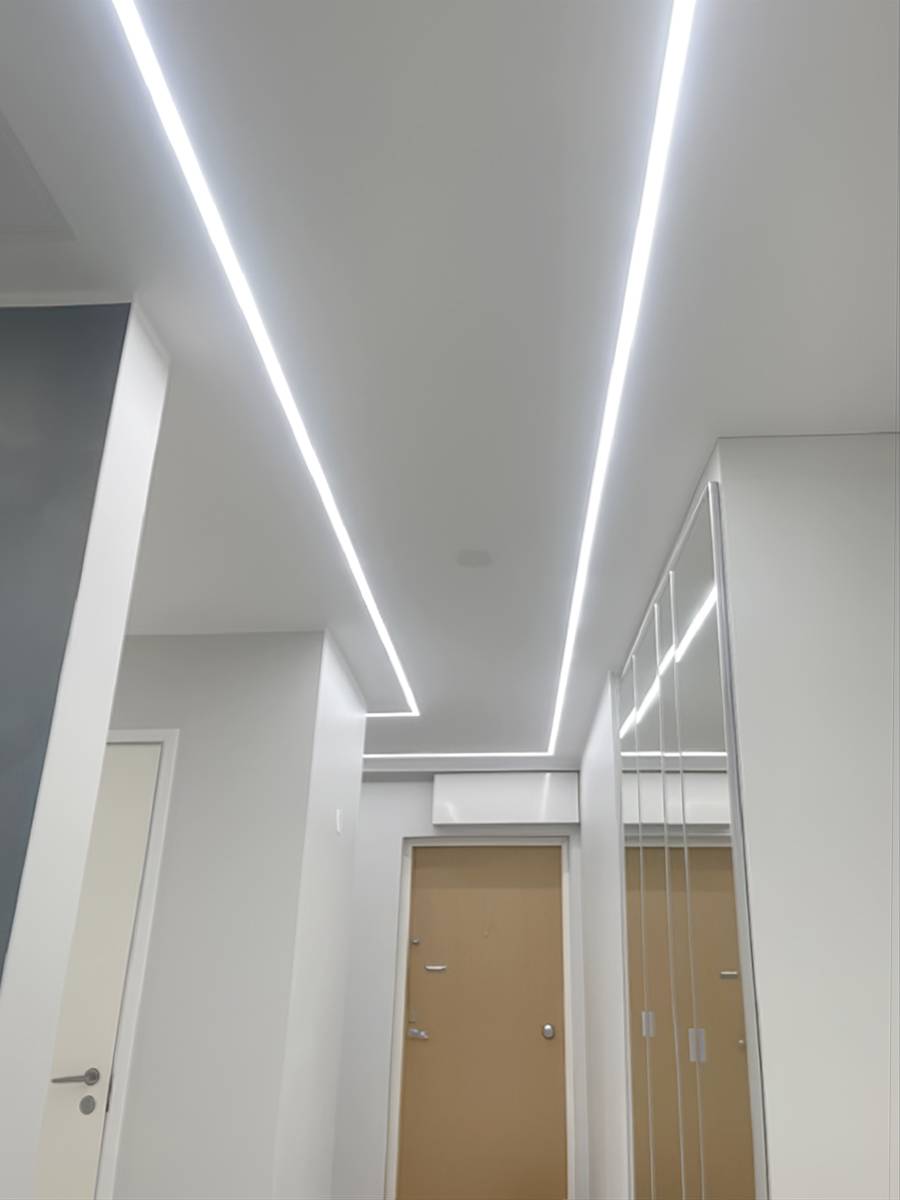 Effizientes und minimalistisches LED-Beleuchtungsband mit eingelassenem Aluminiumprofil.